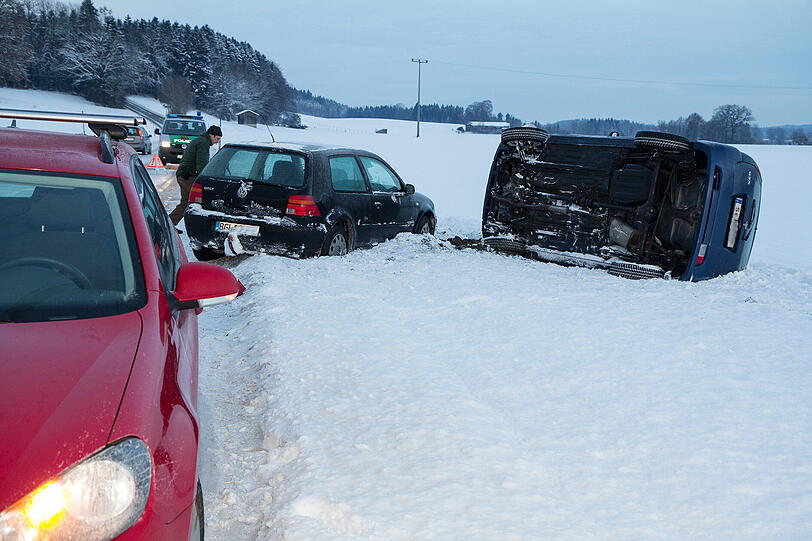 Unfall bei Teisendorf: Eine Frau gerät mit dem Auto ins Schleudern, da rauscht auch schon das nächste Fahrzeug an und touchiert die 43-Jährige