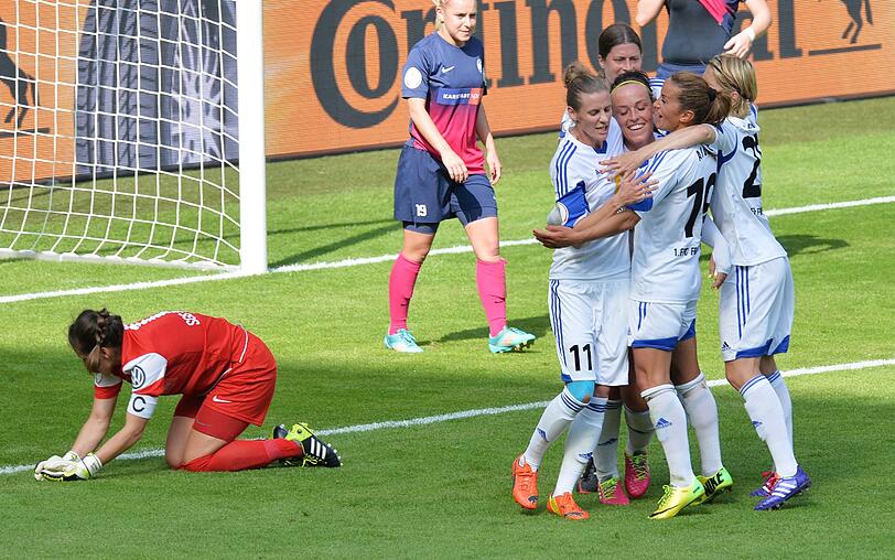 Die Damen des 1. FFC Frankfurt bejubeln den Treffer von Peggy Kuznik zum zwischenzeitlichen 2:0.