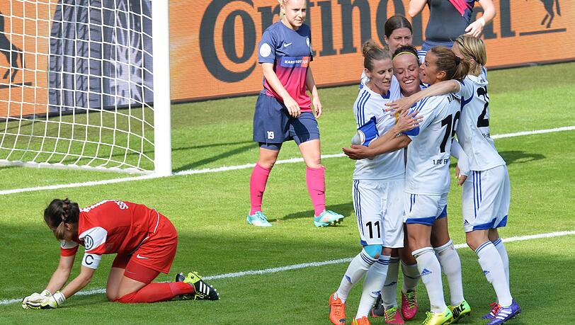 Die Damen des 1. FFC Frankfurt bejubeln den Treffer von Peggy Kuznik zum zwischenzeitlichen 2:0. Die Damen des 1. FFC Frankfurt bejubeln den Treffer von Peggy Kuznik zum zwischenzeitlichen 2:0.