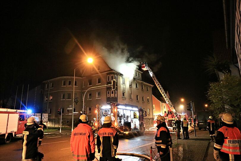 Ein Mann in Küps hat mit einer Zigarette seine Wohnung in Brand gesetzt - die Bilder vom Feuerwehreinsatz.