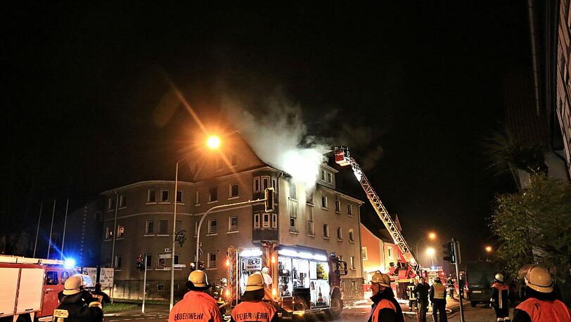 Ein Mann in Küps hat mit einer Zigarette seine Wohnung in Brand gesetzt - die Bilder vom Feuerwehreinsatz. Ein Mann in Küps hat mit einer Zigarette seine Wohnung in Brand gesetzt - die Bilder vom Feuerwehreinsatz.