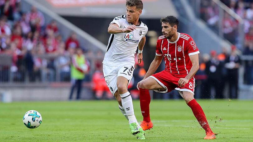 JAVI MARTÍNEZ NOTE 3: Wie im Triple-Jahr auf der Sechser-Position aufgeboten. Muss sich erst wieder an diese Rolle gewöhnen. Half der Mannschaft mit großem Einsatz und cleveren Tacklings. Keiner grätschte so viel wie Martínez. Musste nach einem Bodycheck verletzt raus, die Schulter schmerzte.