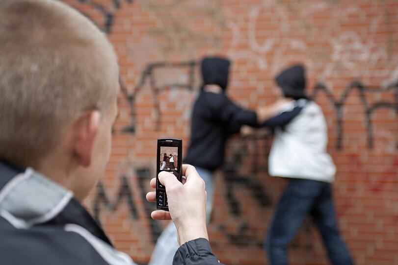 Happy-Slapping nennt man die Attacken auf ahnungslose Opfer. Die Täter drehen Handy-Videos, die dann im Internet landen.