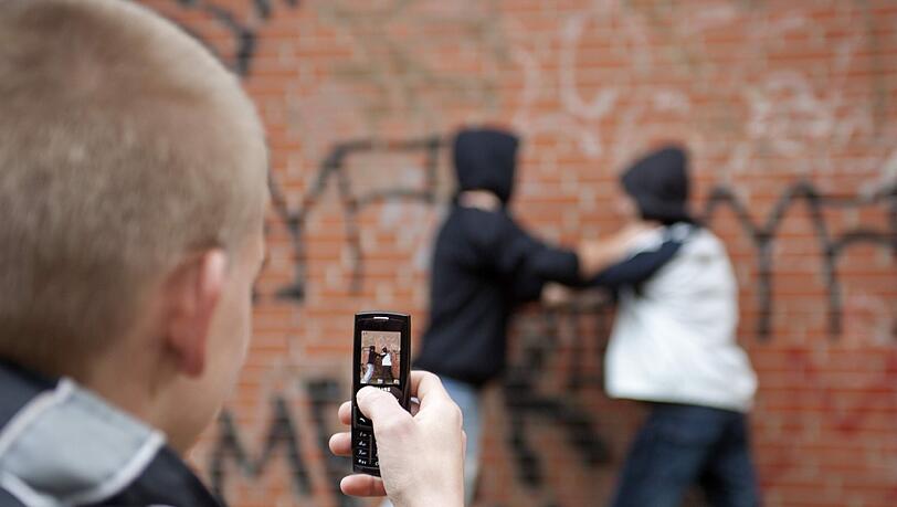 Happy-Slapping nennt man die Attacken auf ahnungslose Opfer. Die Täter drehen Handy-Videos, die dann im Internet landen. Happy-Slapping nennt man die Attacken auf ahnungslose Opfer. Die Täter drehen Handy-Videos, die dann im Internet landen.