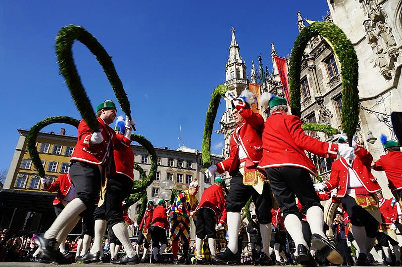 Laube, Kreuz, Schlange und Krone - das sind nur einige der Formationen, die die Schäffler auf Lager haben. Hier die Bilder vom traditionellen Tanz am Marienplatz vor Oberbürgermeister Dieter Reiter und später am Wittelsbacherplatz.