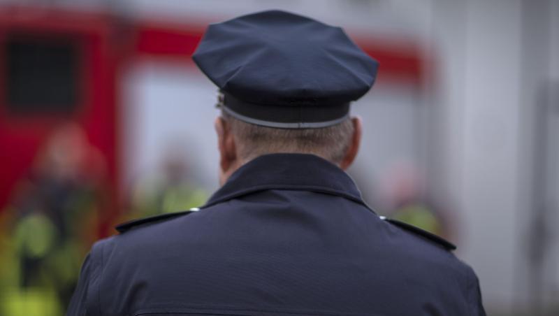 Polizisten stehen vor einem Polizeifahrzeug. Foto: Jens Büttner/zb/dpa