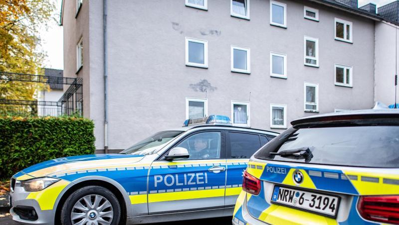 Polizeifahrzeuge vor dem Mehrfamilienhaus in Detmold, in dem eine 15-Jährige ihren dreijährigen Halbbruder erstochen haben soll. Polizeifahrzeuge vor dem Mehrfamilienhaus in Detmold, in dem eine 15-Jährige ihren dreijährigen Halbbruder erstochen haben soll.