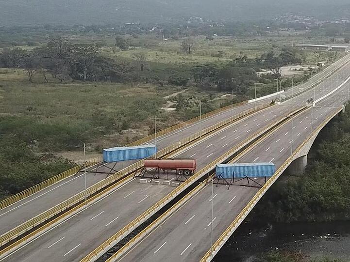 Absurder geht es kaum: Viele Venezolaner hungern, doch Präsident Maduro lässt die Autobahnen blockieren, auf denen Hilfsgüter anrollen könnten.