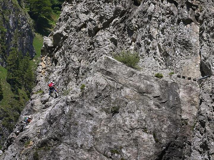 Kletterpartie bei Sonnenschein im Oberallgäu. In Bayern wird es am Wochenende nass.