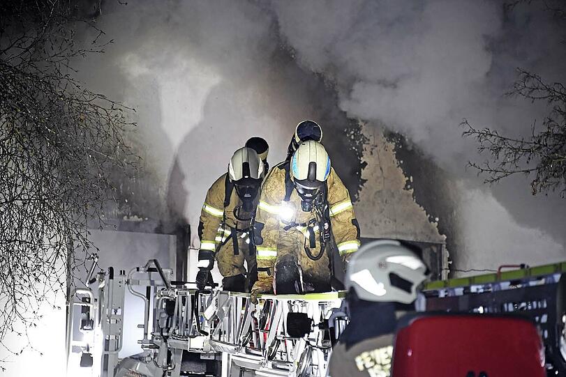 Der ausgedehnte Brand zerstörte kurz nach Mitternacht den Großteil eines Wohn- und Bürogebäudes in einem Gewerbegebiet in Ismaning.