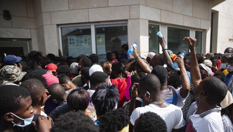 Haitianer versammeln sich vor der US-Botschaft in Port-au-Prince inmitten von Gerüchten im Radio und in den sozialen Medien, dass die USA Exil- und humanitäre Visa ausstellen werden.