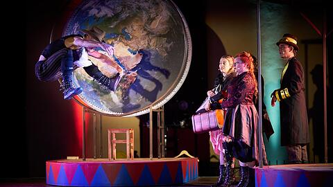 Akrobatik in der Jules-Verne-Dramatisierung "In 80 Tagen um die Welt" in Schloss Nymphenburg.