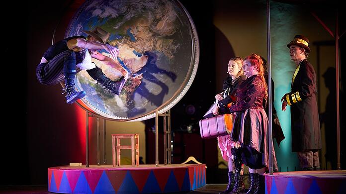 Akrobatik in der Jules-Verne-Dramatisierung "In 80 Tagen um die Welt" in Schloss Nymphenburg.