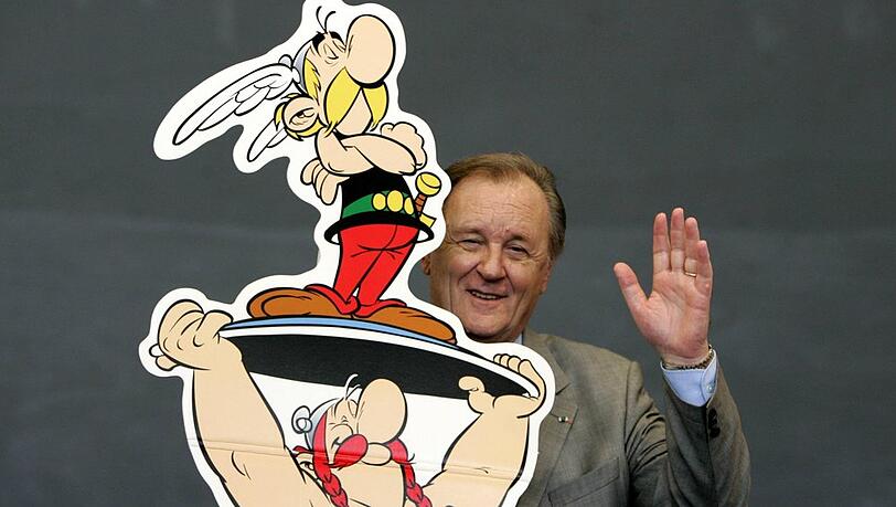 Albert Uderzo mit seinen Figuren Asterix und Obelix im Jahr 2005.