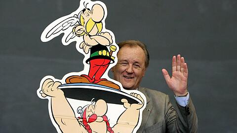 Albert Uderzo mit seinen Figuren Asterix und Obelix im Jahr 2005.