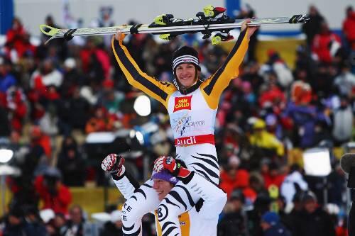 Von Maria Riesch auf Schultern getragen: Gold-Girl Kathrin Hölzl.