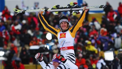 Von Maria Riesch auf Schultern getragen: Gold-Girl Kathrin Hölzl. Von Maria Riesch auf Schultern getragen: Gold-Girl Kathrin Hölzl.