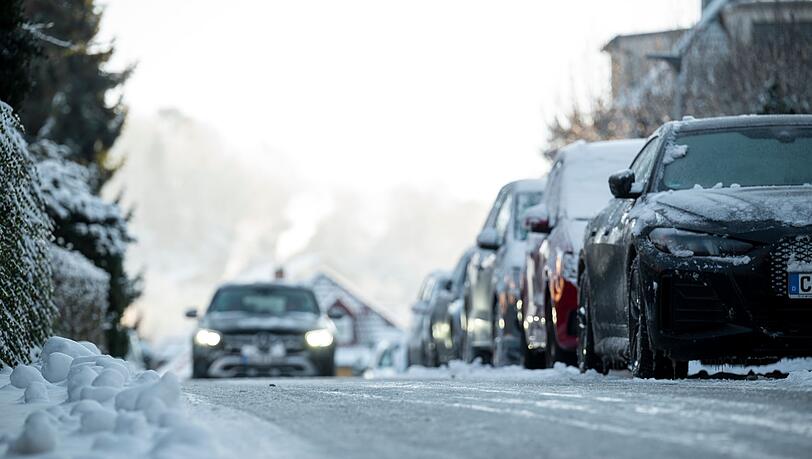 Im Osten des Freistaats h&auml;lt die Glatteisgefahr bis Dienstagvormittag an.