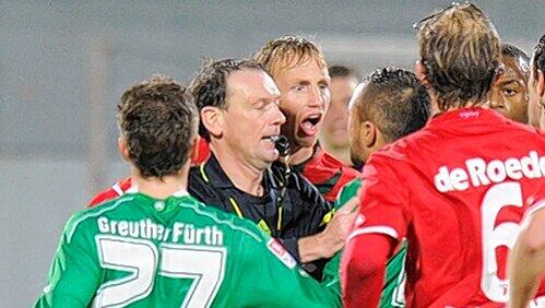 Kein Elfmeter, aber er hatte dennoch alle Hände voll zu tun: Schiedsrichter Florian Meyer (Mitte) entschuldigte sich hinterher. Kein Elfmeter, aber er hatte dennoch alle Hände voll zu tun: Schiedsrichter Florian Meyer (Mitte) entschuldigte sich hinterher.