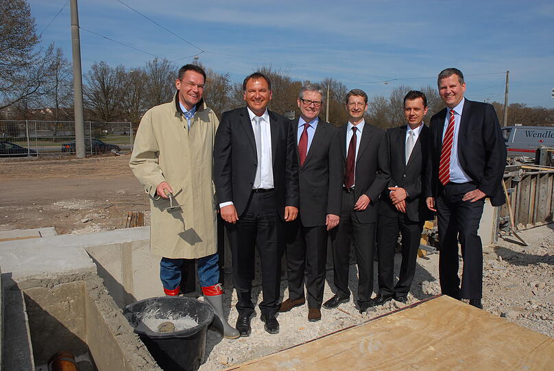 &bdquo;Neues Kapitel in der Firmengeschichte&ldquo;: Niederlassungsleiter Matthias Matthies, Serviceleiter Volker Rewig, PKW-Verkaufsleiter Oliver Gries, Kaufmännischer Leiter Udo Müller, Logistik-Chef Sven David und Michael Sattler, Verkaufsleiter für Nutzfahrzeuge (v.li.).