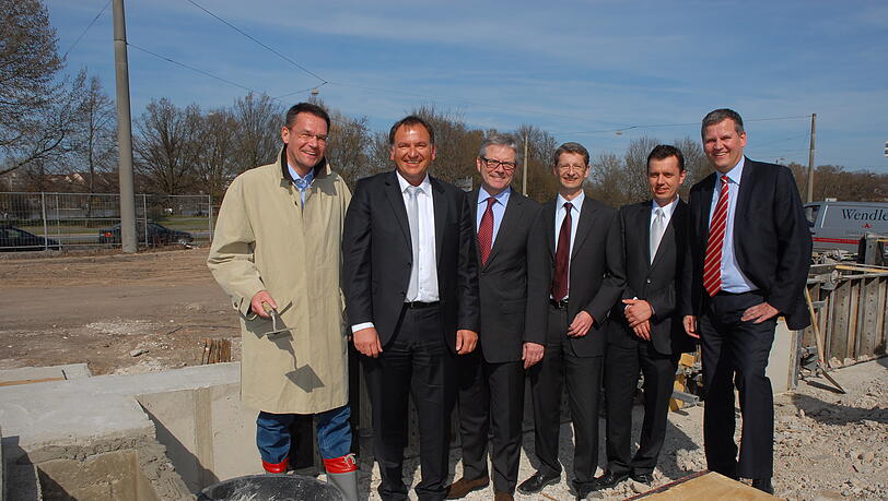 „Neues Kapitel in der Firmengeschichte“: Niederlassungsleiter Matthias Matthies, Serviceleiter Volker Rewig, PKW-Verkaufsleiter Oliver Gries, Kaufmännischer Leiter Udo Müller, Logistik-Chef Sven David und Michael Sattler, Verkaufsleiter für Nutzfahrzeuge (v.li.). „Neues Kapitel in der Firmengeschichte“: Niederlassungsleiter Matthias Matthies, Serviceleiter Volker Rewig, PKW-Verkaufsleiter Oliver Gries, Kaufmännischer Leiter Udo Müller, Logistik-Chef Sven David und Michael Sattler, Verkaufsleiter für Nutzfahrzeuge (v.li.).