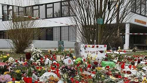 Drei Jahre nach dem Amoklauf an der Albertville-Realschule gedenken die Bürger von Winnenden heute der Opfer der Bluttat. Drei Jahre nach dem Amoklauf an der Albertville-Realschule gedenken die Bürger von Winnenden heute der Opfer der Bluttat.