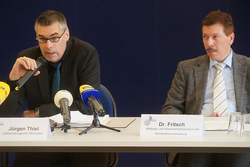 20 Kilo der synthetischen Droge Crystal wurden im Februar beschlagnahmt - der bisher größte Fund in Deutschland. Auf der PK am Dienstag präsentiert der Zoll die Päckchen.