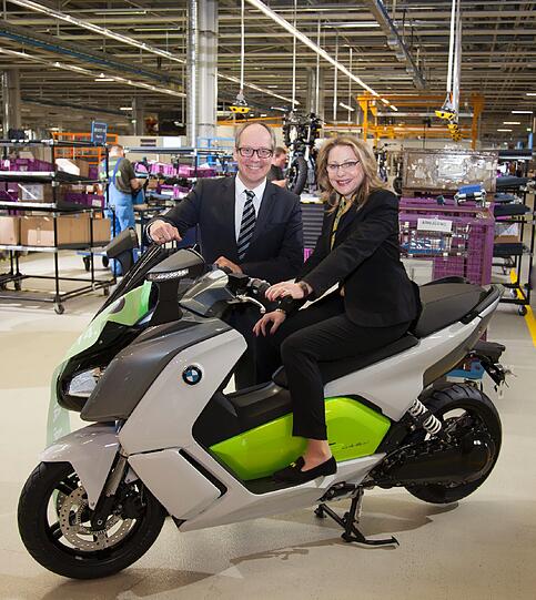 Start der Serienproduktion des BMW C evolution. Werkleiter Dr. Marc Sielemann mit Cornelia Yzer, Senatorin für Wirtschaft, Technologie und Forschung.
