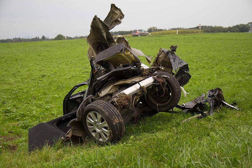 In Petting kam es am Montag zu einem schweren Unfall. Eine Frau wurde dabei tödlich verletzt, ihr Auto glich danach einem Wrack.