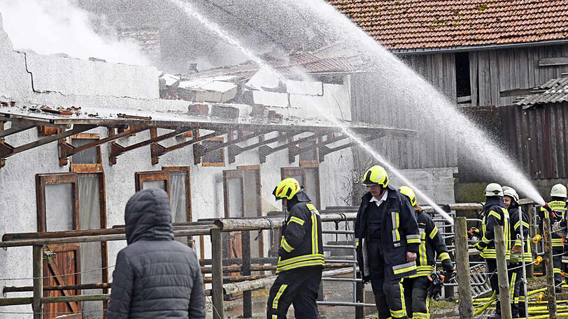 Die Bilder vom Feuerwehreinsatz in Pesenlern. Hier hatten es die Einsatzkräfte mit einem Großbrand auf einem Pferdehof zu tun.
