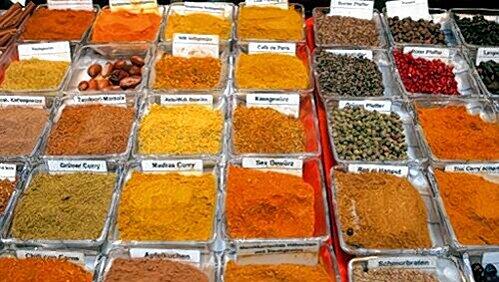 Indisches Essen ist meist sehr bunt. Das liegt an den Gewürzen. Indisches Essen ist meist sehr bunt. Das liegt an den Gewürzen.