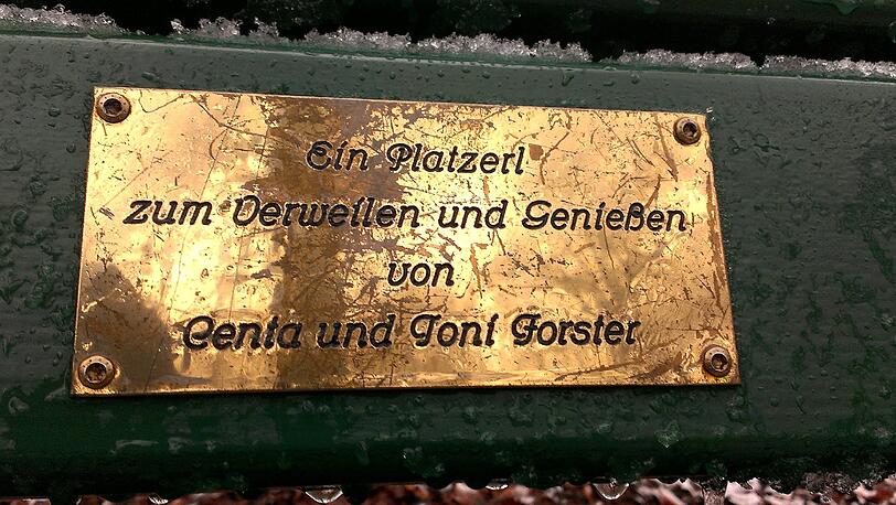 Im Englischen Garten und Nymphenburger Schlosspark haben Münchner tausende Plaketten mit Widmungen auf Parkbänken angebracht.