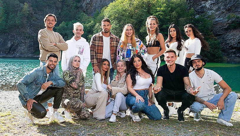 Diese Promi-Paare finden sich vor einer idyllischen Bergseekulisse für die "#CoupleChallenge" wieder.