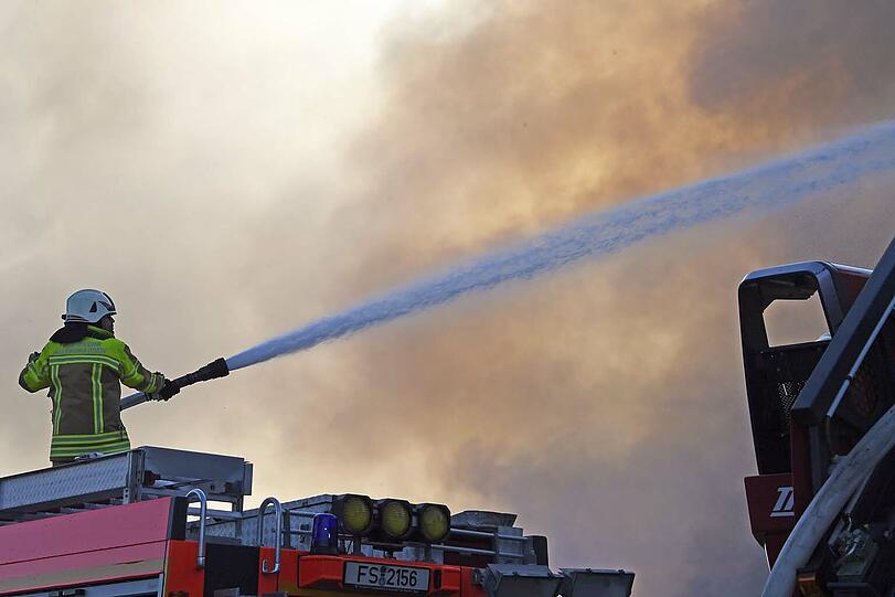 Die Feuerwehr konnte ein Abbrennen des Supermarktes nicht verhindern. Die Bilder vom Einsatzort.