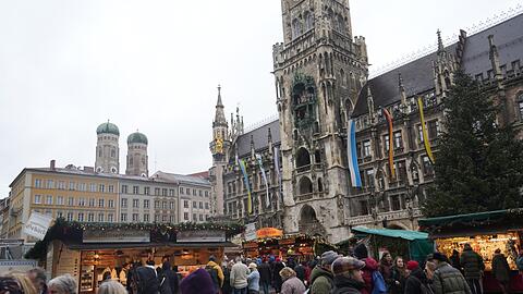 Am vierten Adventssonntag ist gut was los auf dem Münchner Christkindlmarkt. Am Freitag zuvor gab es ein Attentat auf den Magdeburger Weihnachtsmarkt.