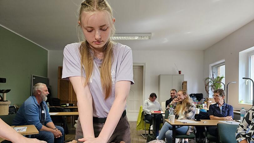 Die Herz-Druck-Massage kann im Erste-Hilfe-Kurs an einem Dummyhund geübt werden.