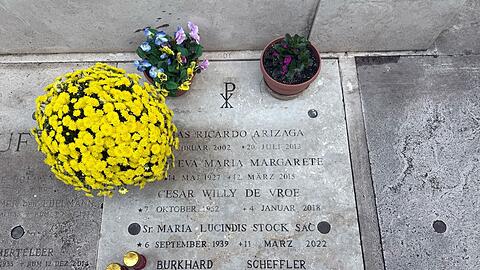 Die Urne ist auf dem Friedhof Campo Santo Teutonico bestattet.