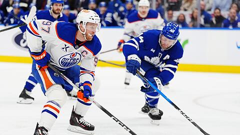 Connor McDavid (l) erzielte zwei Tore bei Edmontons Sieg in Toronto.