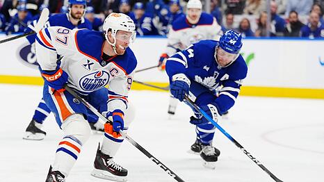 Connor McDavid (l) erzielte zwei Tore bei Edmontons Sieg in Toronto.