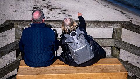 Die Anrechnung des Partnereinkommens f&uuml;hrt oft dazu, dass keine Grundrente flie&szlig;t. (Illustration)