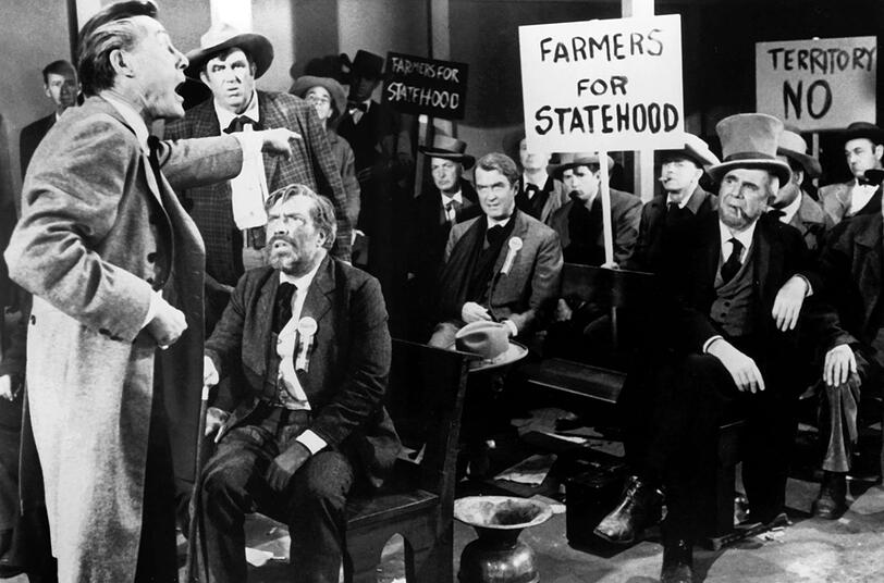 Im Kampf für Recht und Gesetz: Der Anwalt Ransom Stoddard (James Stewart, Mitte) startet eine Kampagne gegen die Landbesitzer, die den Outlaw Liberty Valance bezahlen. Im Kampf für Recht und Gesetz: Der Anwalt Ransom Stoddard (James Stewart, Mitte) startet eine Kampagne gegen die Landbesitzer, die den Outlaw Liberty Valance bezahlen.