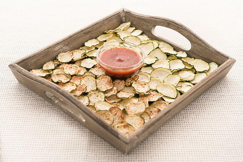 Sie wollen unbedingt Chips knabbern? Dann greifen Sie statt zu Fertigprodukten aus der Tüte zu Zucchini. Einfach in dünne Scheiben schneiden und mit etwas Öl, Rosmarin oder Basilikum auf ein Blech legen. Ab in den Ofen und fertig! Wem das immer noch zu langweilig ist, der kann das Gleiche mit Grünkohlblättern machen. Das ist eine knusprige, ausgefallene Variante. Sie wollen unbedingt Chips knabbern? Dann greifen Sie statt zu Fertigprodukten aus der Tüte zu Zucchini. Einfach in dünne Scheiben schneiden und mit etwas Öl, Rosmarin oder Basilikum auf ein Blech legen. Ab in den Ofen und fertig! Wem das immer noch zu langweilig ist, der kann das Gleiche mit Grünkohlblättern machen. Das ist eine knusprige, ausgefallene Variante.