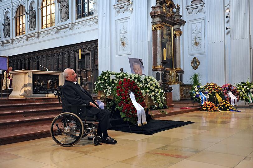 Altkanzler Helmut Kohl würdigte seinen &bdquo;Freund&ldquo; sichtlich gerührt als einen Mann der Tat.