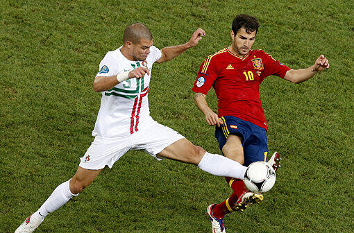 Siegschütze Cesc Fabregas (R) im Zweikampf mit Pepe.