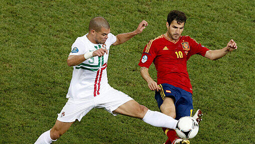 Siegschütze Cesc Fabregas (R) im Zweikampf mit Pepe. Siegschütze Cesc Fabregas (R) im Zweikampf mit Pepe.