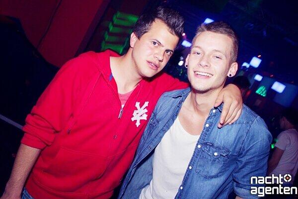 "Party, Eimer, Weiber und ne Bier mit Lorenz Büffel: Der freitag in der Naga. Mehr Bilder finden Sie unter: www.nachtagenten.de