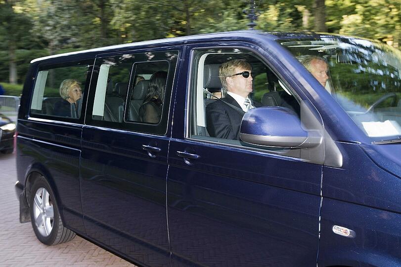 König Willem-Alexander und seine Mutter Beatrix vor dem Palast Huis ten Bosch in Den Haag.