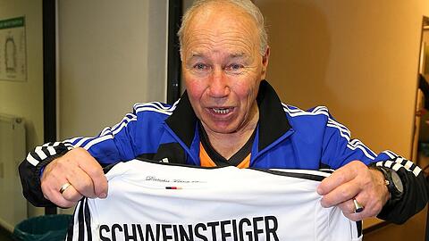Karsten Wettberg hält das Trikot von Bastian Schweinsteiger in die Höhe. Es soll Olaf Bodden helfen.