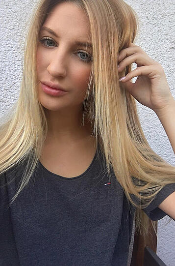 Die gebürtige Russin Alessia ist 22 Jahre alt, 1,72m groß und lebt in München.