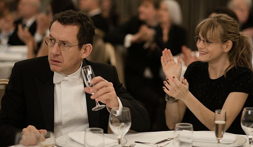 François (Dany Boon), von dem seine Tochter Laura (Noémie Schmidt) annimmt, er kümmere sich um mexikanische Waisenkinder, wird auf einer Wohltätigkeitsveranstaltung um ein paar Worte gebeten.